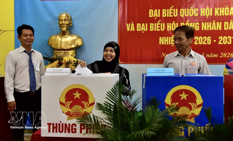 Des électeurs cham votent au bureau de vote n° 26, quartier de Gia Dinh, à Ho Chi Minh-Ville, le 15 mars 2026. Photo : VNA