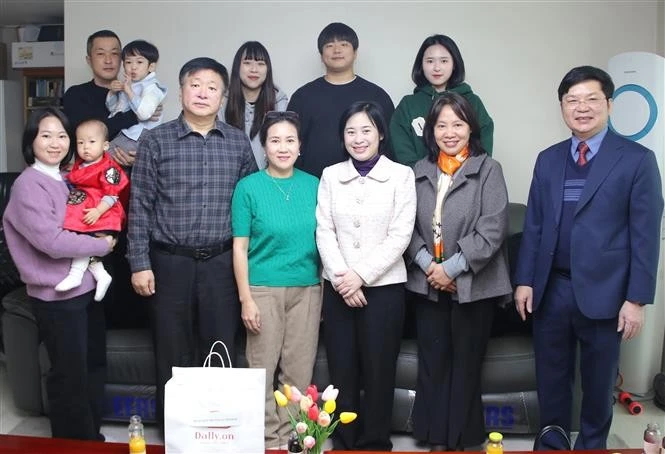 La vice-ambassadrice Nguyen Thi Thai Binh (premier rang, troisième personne à partir de la droite) et des représentants de l'ambassade du Vietnam avec la famille de Nguy Thi Thuy Huong, le 26 janvier. Photo : VNA