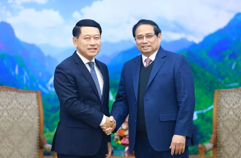 Le Premier ministre Pham Minh Chinh (droite) et le vice-Premier ministre lao, Saleumxay Kommasith. Photo: VNA