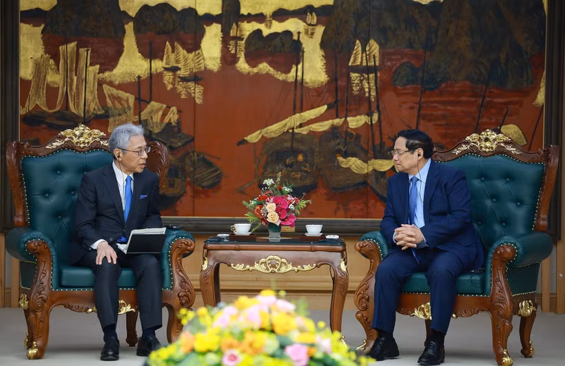 Le Premier ministre Pham Minh Chinh (à droite) et Hori Kenichi, président-directeur général du groupe japonais Mitsui. Photo: VNA