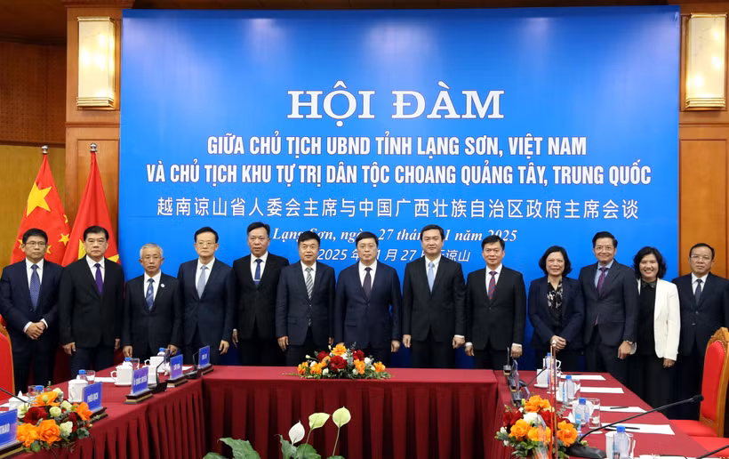 Représentants de Lang Son et du Guangxi (Chine) lors de l'entretien. Photo: VNA