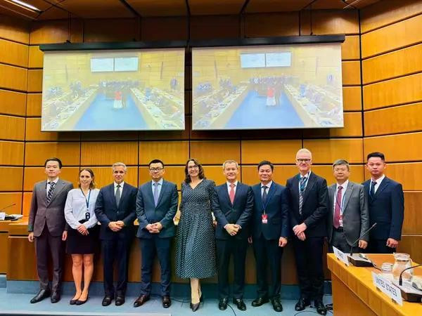La délégation vietnamienne avec les représentants de l’ONUDC et de la délégation de l’Union européenne. Photo : Nhân Dân