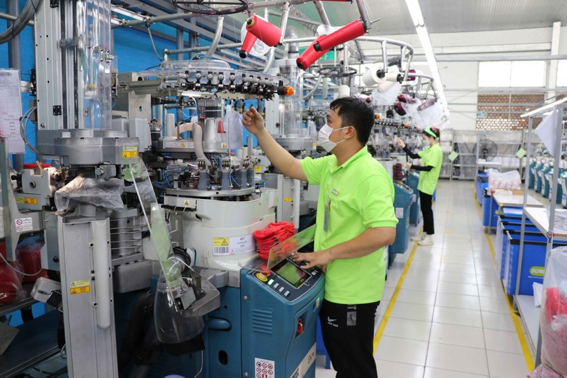 Des ouvriers travaillent dans une usine dont le capital est entièrement sud-coréen. Photo : VNA