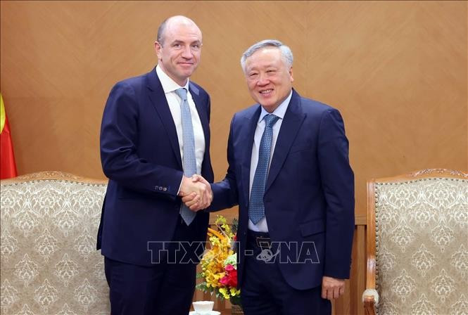Richard Sell, directeur général du groupe Haeco (membre du groupe Swire), et le vice-Premier ministre permanent Nguyen Hoa Binh (à droite). Photo: VNA