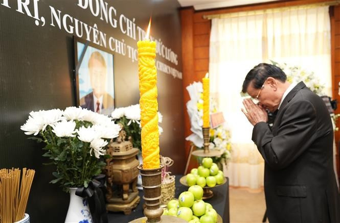 Le dirigeant lao, Thongloun Sisoulith, rend hommage à l'ancien président Tran Duc Luong. Photo: VNA