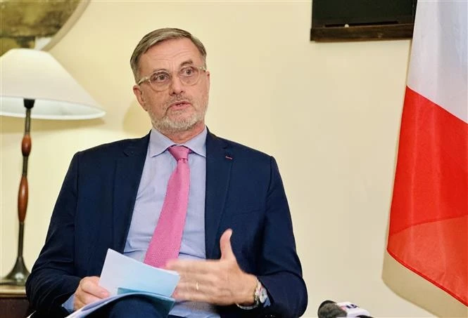 L’ambassadeur de France au Vietnam, Olivier Brochet, lors de la rencontre avec la presse, le 23 mai à Hanoï. Photo : CVN/VNA