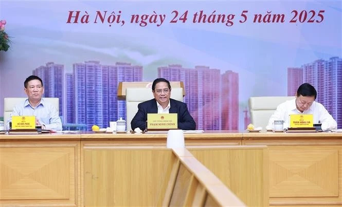 Le Premier ministre Pham Minh Chinh (au milieu) lors de la réunion. Photo: VNA