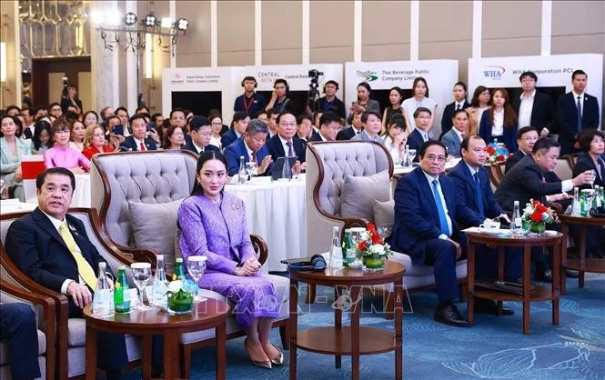 Les chefs des gouvernements vietnamien et thaïlandais lors de l'événement. Photo: VNA
