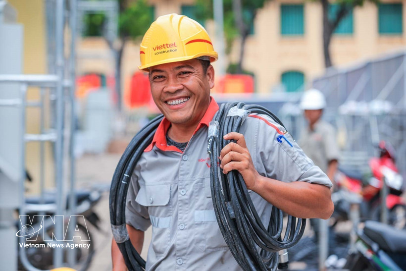 Joie de Bui Duc Nam, technicien de Viettel. Photo : VNA
