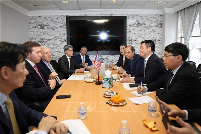 Panorama de la séance de travail entre le ministre Nguyen Hong Dien et Jeffrey Perlman, président du fonds Warburg Pincus et du Conseil d'affaires États-Unis - ASEAN (USABC). Photo: VNA