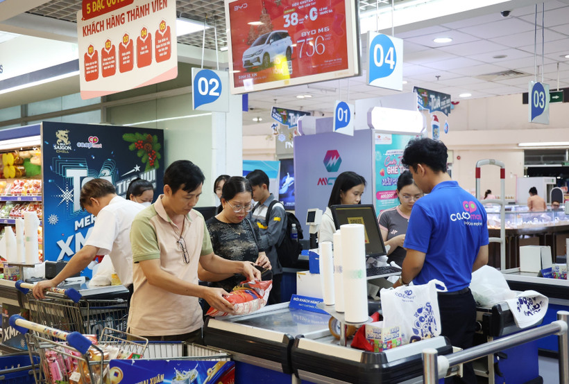 Des clients règlent leurs achats au supermarché Co.op Mart situé sur l'autoroute de Hanoï, dans le quartier de Tang Nhon Phu, à Hô Chi Minh-Ville. Photo : VNA