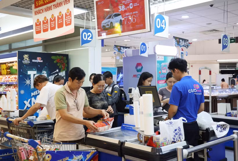 Des clients règlent leurs achats au supermarché Co.op Mart situé sur l'autoroute de Hanoï, dans le quartier de Tang Nhon Phu, à Hô Chi Minh-Ville. Photo : VNA