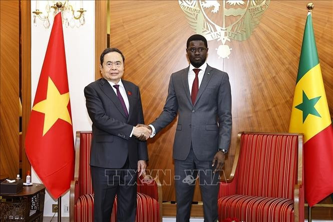 Le président de l’Assemblée nationale du Vietnam, Trân Thanh Mân, et le président sénégalais, Bassirou Diomaye Faye. Photo: VNA