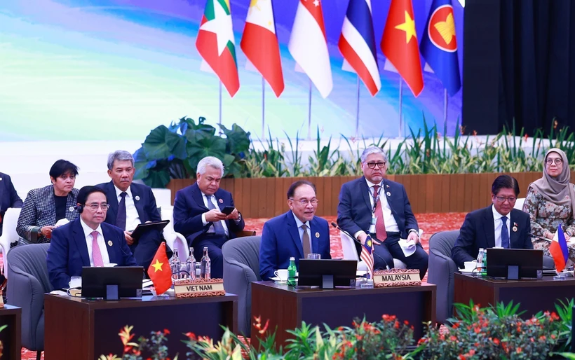 Le Premier ministre Pham Minh Chinh (premier à partir de la gauche) lors de l'événement. Photo: VNA