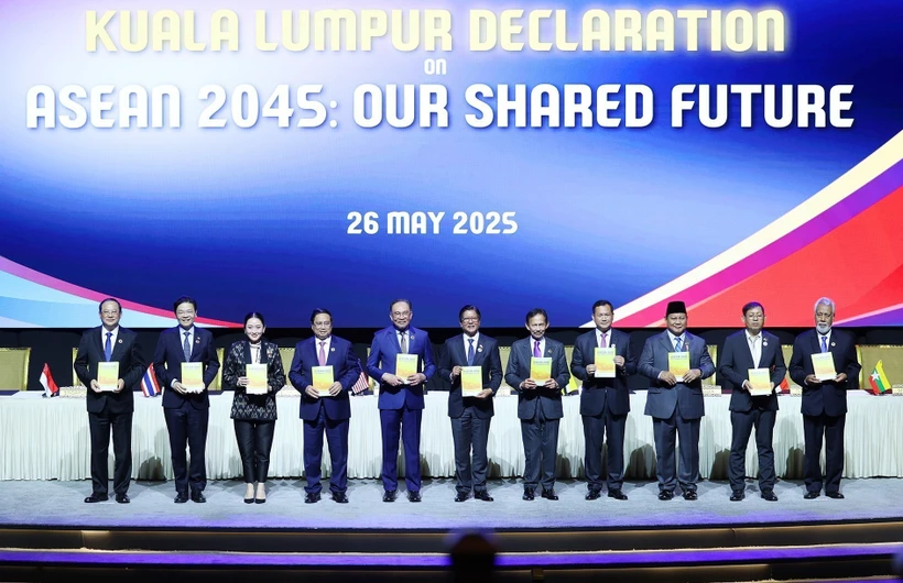 Les dirigeants des pays de l'ASEAN et du Timor-Leste signent a Déclaration de Kuala Lumpur « ASEAN 2045 : Notre avenir commun ». Photo : VNA