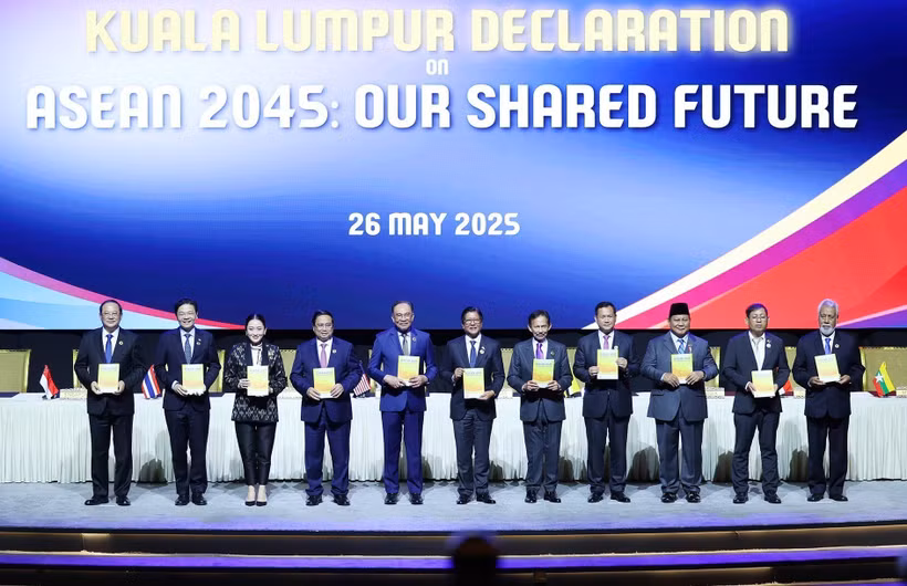 Les dirigeants des pays de l'ASEAN et du Timor-Leste signent a Déclaration de Kuala Lumpur « ASEAN 2045 : Notre avenir commun ». Photo : VNA