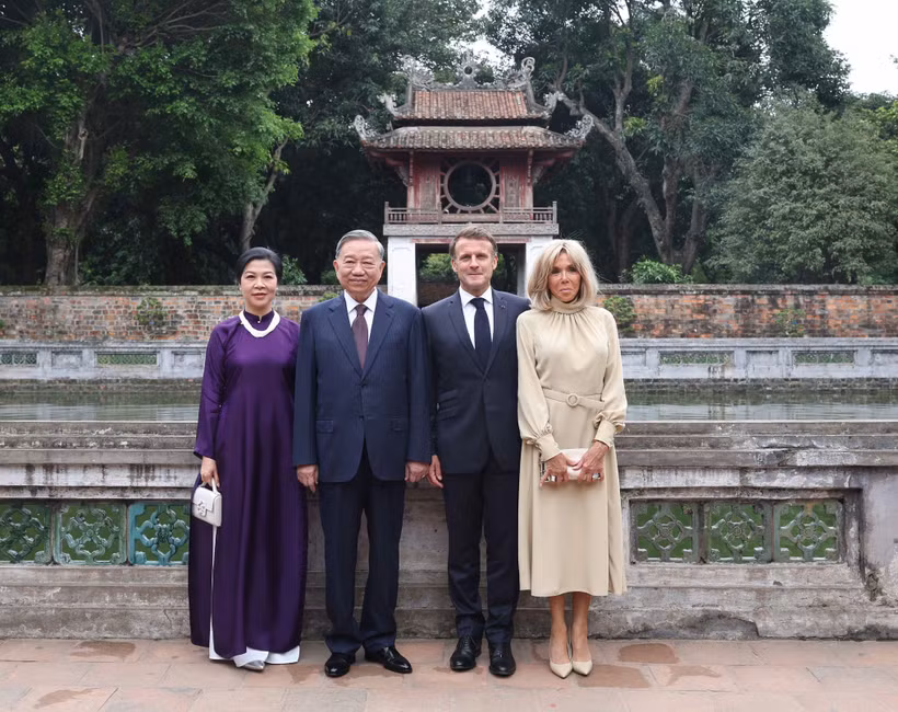 Le secrétaire général du Parti, Tô Lâm, et son épouse Ngo Phuong Ly, le président français, Emmanuel Macron, et son épouse Brigitte Macron, au Temple de la Littérature – Quoc Tu Giam. Photo: VNA