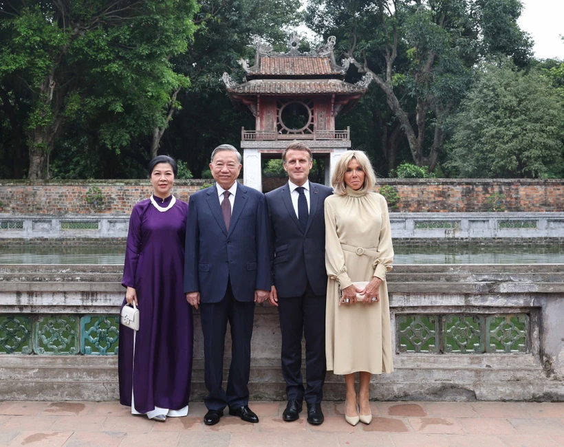 Le secrétaire général du Parti, Tô Lâm, et son épouse Ngo Phuong Ly, le président français, Emmanuel Macron, et son épouse Brigitte Macron, au Temple de la Littérature – Quoc Tu Giam. Photo: VNA
