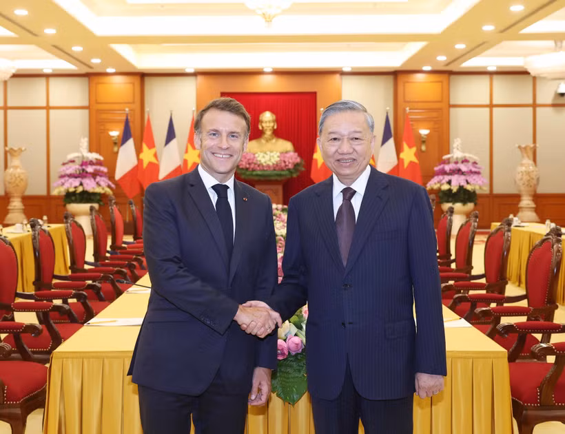 Le secrétaire général du Parti, Tô Lâm, et le président français, Emmanuel Macron. Photo: VNA