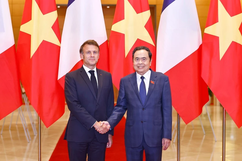 Le président de l’Assemblée nationale du Vietnam, Tran Thanh Man, et le président français, Emmanuel Macron. Photo: VNA