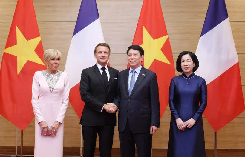 Le président de la République, Luong Cuong, et son épouse, le président français, Emmanuel Macron, et son épouse. Photo: VNA