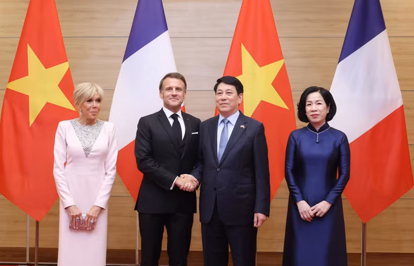 Le président de la République, Luong Cuong, et son épouse, le président français, Emmanuel Macron, et son épouse. Photo: VNA
