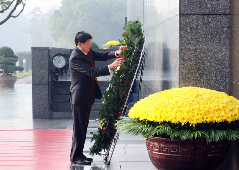 Le secrétaire général du PPRL et président lao Thongloun Sisoulith, rend hommage au Président Hô Chi Minh en son mausolée. Photo: VNA