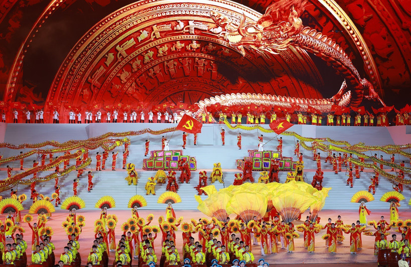 Un programme artistique spécial intitulé « Sous la glorieuse bannière du Parti » a eu lieu à Hanoï. Photo: VNA