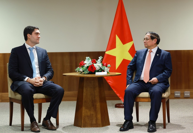 Le Premier ministre Pham Minh Chinh (droite) et un dirigeant du groupe Vale. Photo: VNA