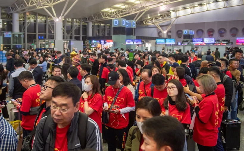 Supporters vietnamiens à l'aéroport de Noi Bai, le 4 janvier au soir. Photo: VNA