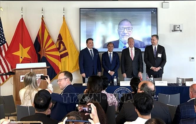 Trois anciens ambassadeurs américains au Vietnam et l'ambassadeur du Vietnam aux États-Unis, Nguyen Quoc Dung (deuxième à partir de la gauche). Photo: VNA