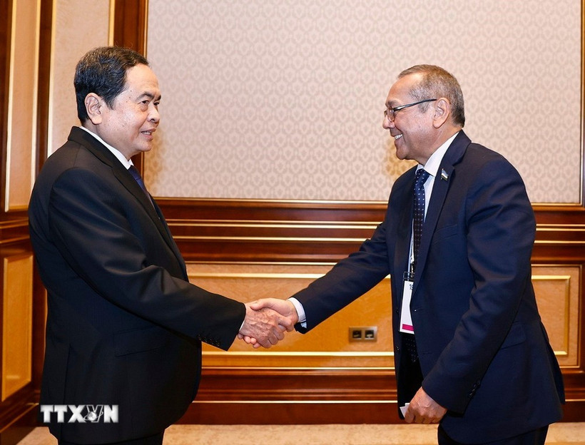 Le président de l’Assemblée nationale du Vietnam, Trân Thanh Mân (gauche), et Ulugbek Inoyatov, président du Parti démocratique populaire d’Ouzbékistan. Photo: VNA