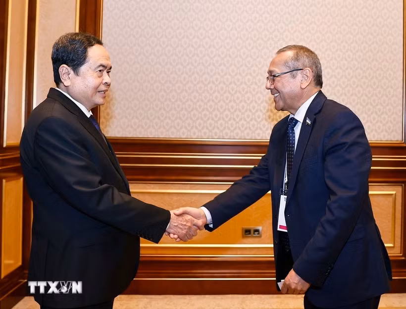 Le président de l’Assemblée nationale du Vietnam, Trân Thanh Mân (gauche), et Ulugbek Inoyatov, président du Parti démocratique populaire d’Ouzbékistan. Photo: VNA