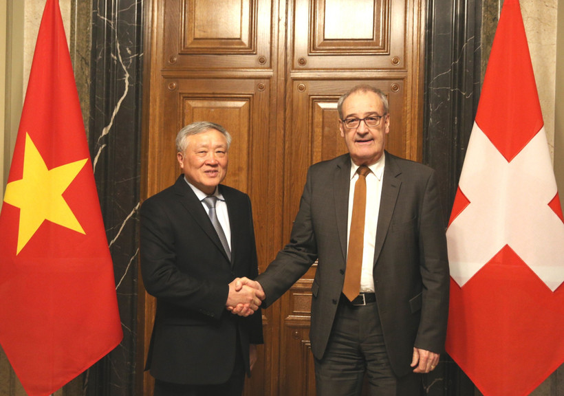 Le vice-Premier ministre Nguyen Hoa Binh rend une visite de courtoisie au président suisse Guy Parmelin - Photo : VGP
