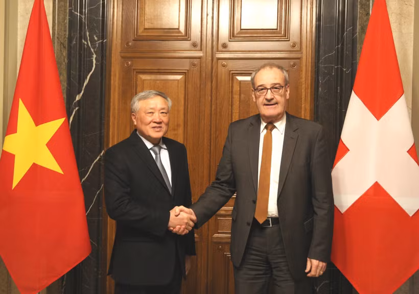 Le vice-Premier ministre Nguyen Hoa Binh rend une visite de courtoisie au président suisse Guy Parmelin - Photo : VGP