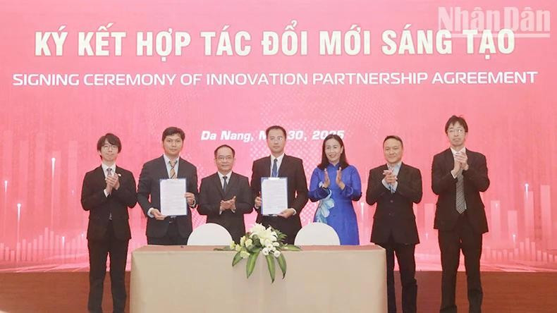 Cérémonie de signature de documents de coopération entre organisations, fonds d'investissement et entreprises innovantes. https://nhandan.vn/