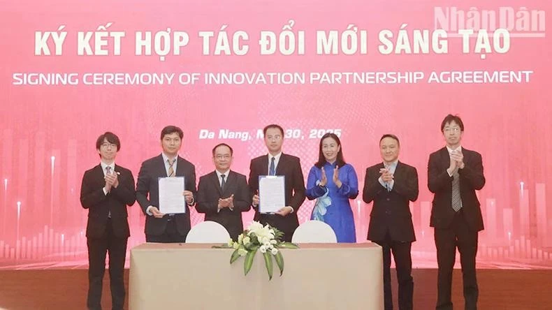Cérémonie de signature de documents de coopération entre organisations, fonds d'investissement et entreprises innovantes. https://nhandan.vn/