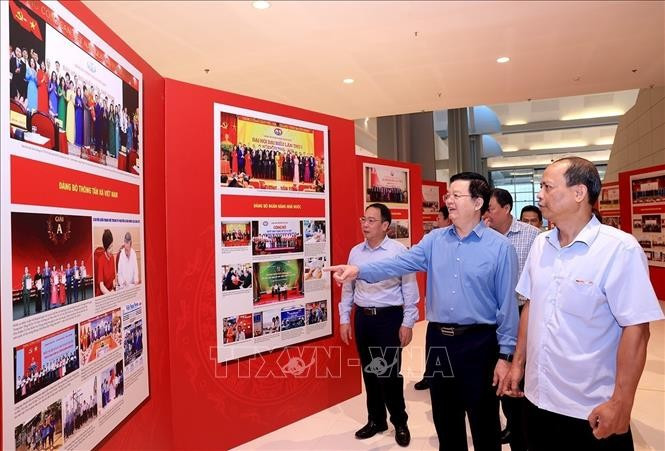 Dans la matinée du 11 octobre, le vice-Premier ministre Mai Van Chinh a inspecté les préparatifs des expositions en l’honneur du Congrès. Photo: VNA