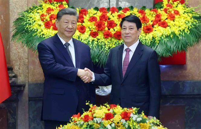 Le président de la République socialiste du Vietnam, Luong Cuong (droite), et le secrétaire général du Comité central du Parti communiste chinois et président de la République populaire de Chine, Xi Jinping. Photo: VNA