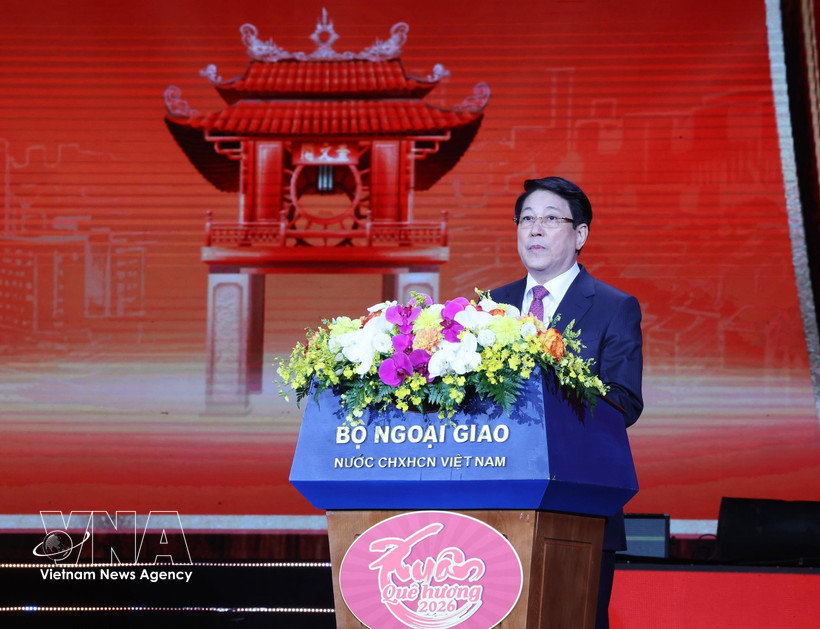 Le président Luong Cuong prononce un discours de bienvenue et souhaite une bonne année aux Vietnamiens de l'étranger. Photo : VNA