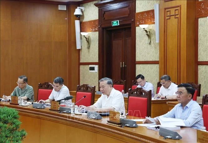 Le secrétaire général du Parti, Tô Lâm (au milieu), lors de la réunion. Photo: VNA