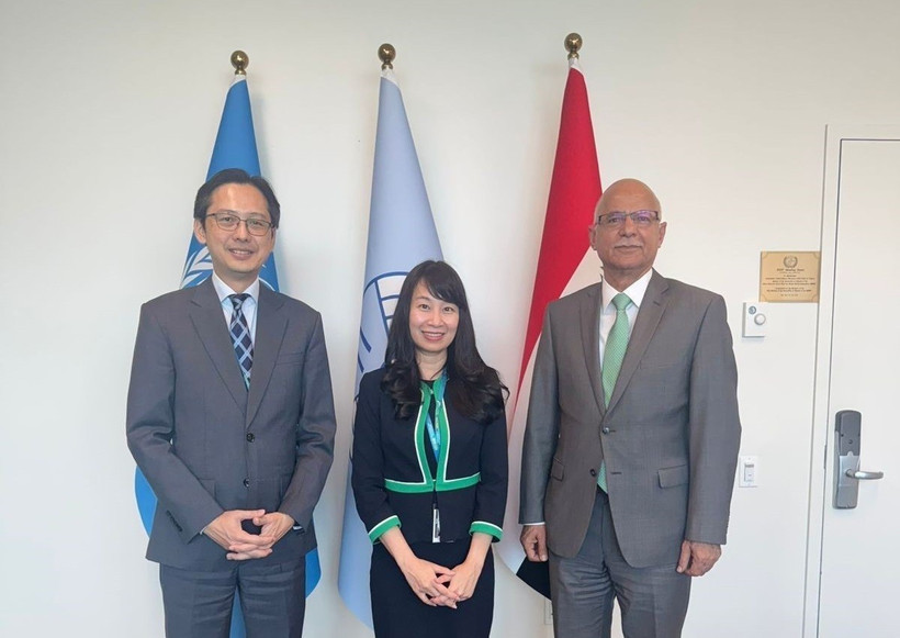 De gauche à droite: L’ambassadeur Do Hung Viet, la docteur vietnamienne Nguyen Thi Lan Anh et l’ambassadeur d’Irak, Abbas Kadhom Obaid Al-Fatlawi. Photo: VNA