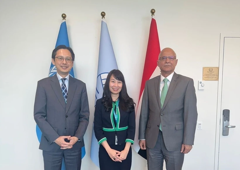 De gauche à droite: L’ambassadeur Do Hung Viet, la docteur vietnamienne Nguyen Thi Lan Anh et l’ambassadeur d’Irak, Abbas Kadhom Obaid Al-Fatlawi. Photo: VNA