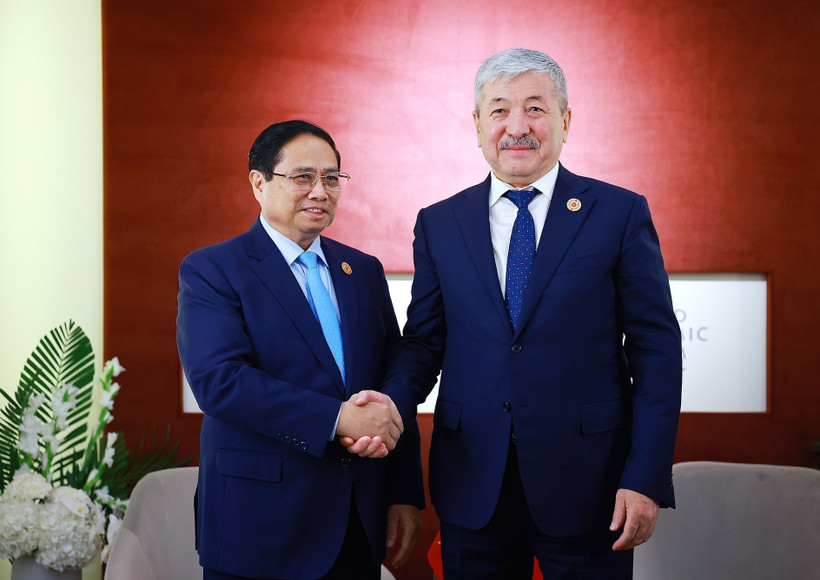 Le Premier ministre Pham Minh Chinh (gauche) et son homologue kirghize, Adylbek Kasimalyev. Photo: VNA