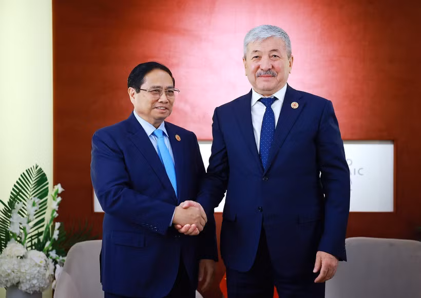 Le Premier ministre Pham Minh Chinh (gauche) et son homologue kirghize, Adylbek Kasimalyev. Photo: VNA