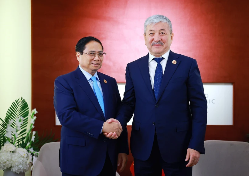 Le Premier ministre Pham Minh Chinh (gauche) et son homologue kirghize, Adylbek Kasimalyev. Photo: VNA