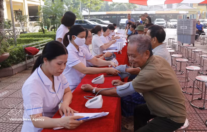 De nombreuses personnes, dont des personnes ayant rendu des services méritoires à la Révolution, bénéficient de consultations médicales et de médicaments gratuits. Photo : VNA