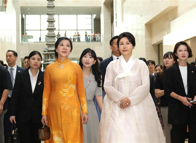 Kim Hye Kyung, épouse du président de la République de Corée, et Ngo Phuong Ly, épouse du secrétaire général du PCV, visitent le Musée national de la République de Corée. Photo: VNA