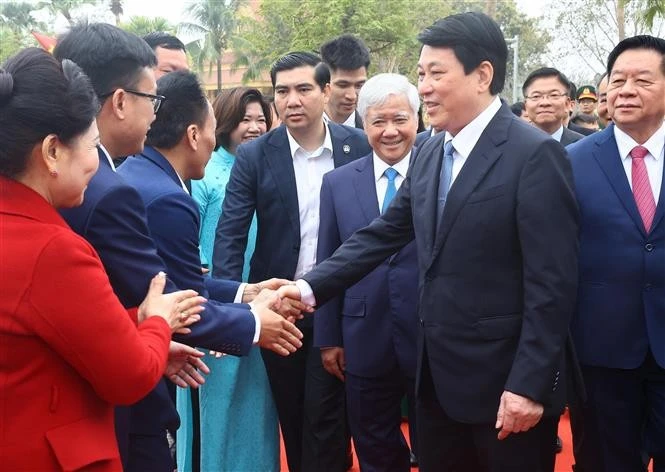 Le président Luong Cuong (droite) et des délégués participant à l'événement. Photo : VNA