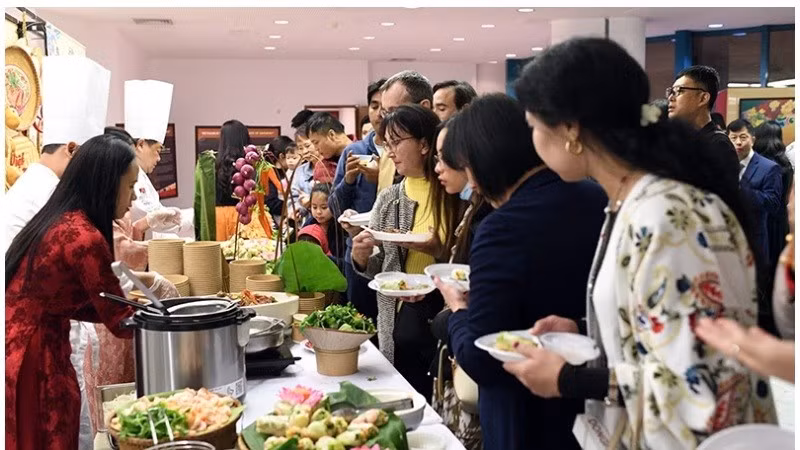 Des convives font la queue pour déguster des plats vietnamiens lors de la « Journée du Vietnam en Arabie Saoudite 2024 ».